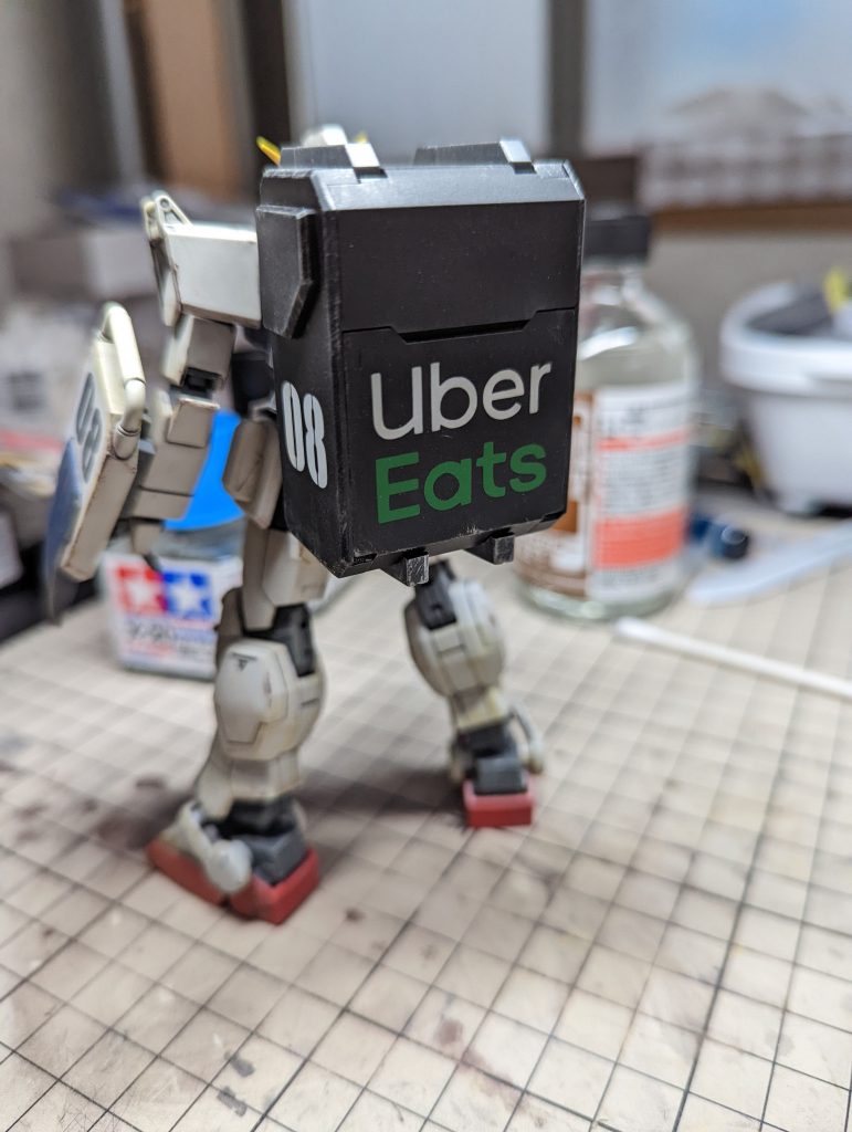 バックパックは同じく塗装で表現。原作の登場キャラクター、エレドアがミゲルに無理矢理書かせて、仕方無いからそのまま出撃したって感じかなってイメージしてます(笑)