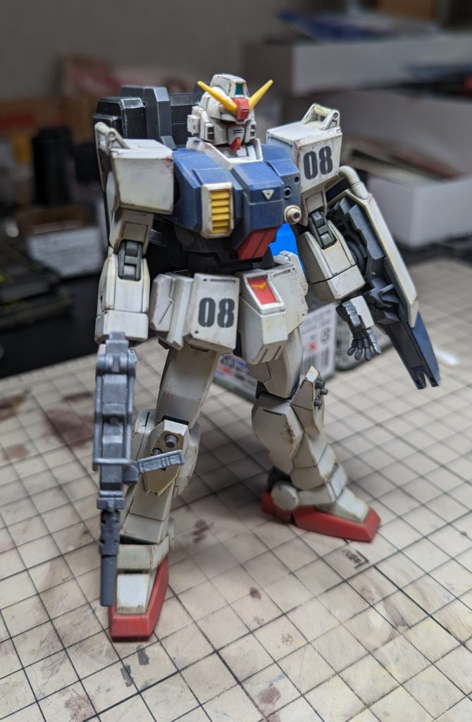 成型色仕上げと言う事で、合わせ目消しは全てランナーパテで処理しています。武器が柔らかいプラパーツで、処理方法がわからず、ヤスリがけ後に表面がザラザラになってしまい、やむを得ず塗装しました。