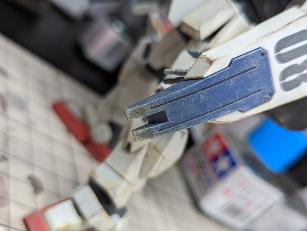 シールドは、劇中でも地面に突き刺す描写もありますので、その事を想定して塗装してもに直ぐハゲた感を出そうかなっと、銀色でウェザリングしてます。その他、脚の下の方やバックパックも同様に、銀色でドライブラシをしています。