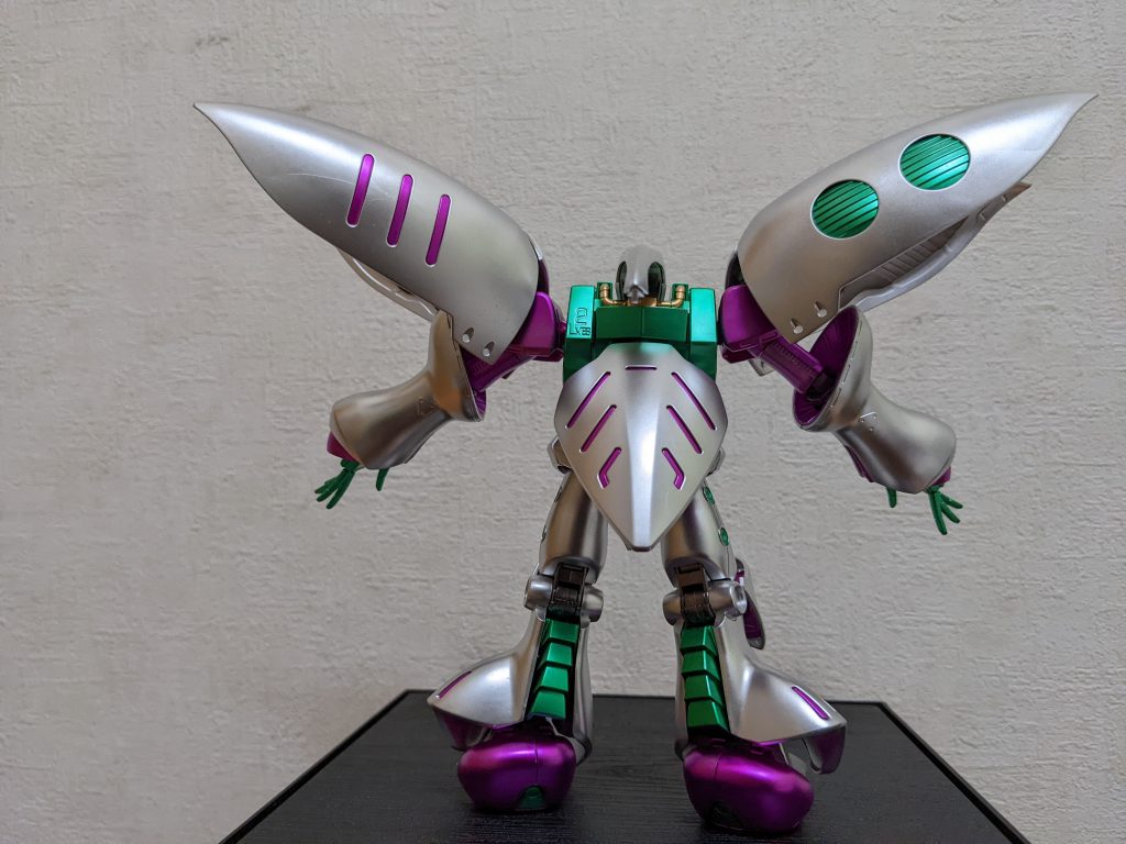 背面使用カラー(すべてガンマカ)は、シャインシルバー、メタリックピンク、ルミナスメタグリーン、ヘビーガンメタリック、レッドゴールド、ガンダムゴールド、ガンダムメタブルーで、目の周りはリアルタッチマーカーグレー3。今回、キラキラ感最優先の仕上げのため、あえてスミ入れはしてません。