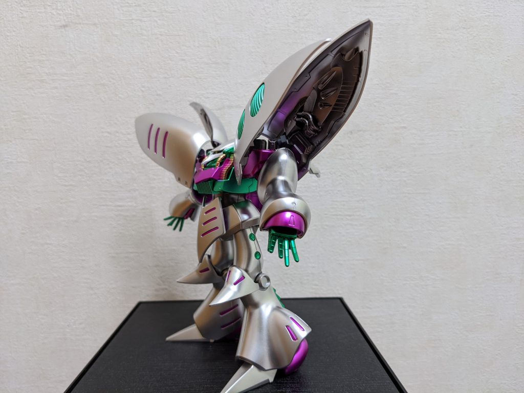 肩の中も一応塗りましたが、説明書のような塗り分けでなく、ココも銀で。