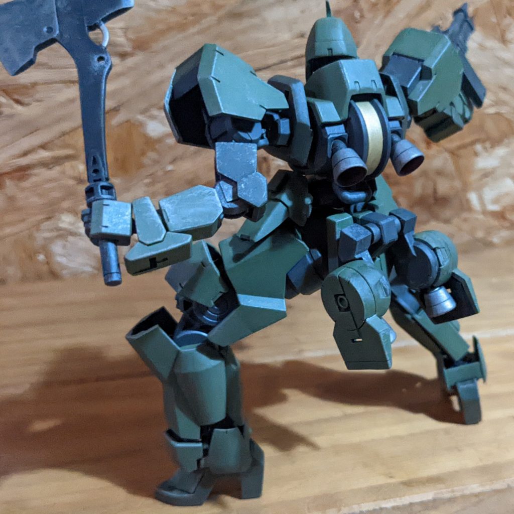 背中の板が大げさすぎる気がしたのでカット。肩甲骨の変な穴には余ったバーニア。