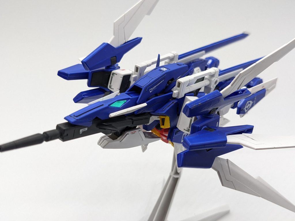 【ストライダーモードをアップで】ハイパードッズライフルマグナムの装甲を上下で青と白に分けてみました。