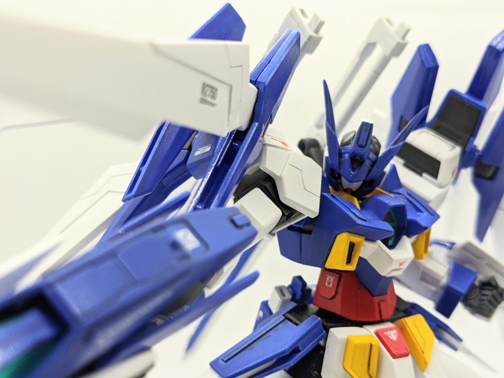 【ハイパードッズライフルマグナムを構えて】頭部アンテナ部分は、削り込んでなるべくシャープにしてみました。