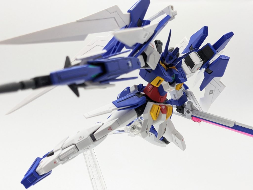 【空中アクションポーズ】肩のウイングが6枚もあるので、表情付けが難しいのですが、いい感じに写真が撮れるとテンションが上がります。