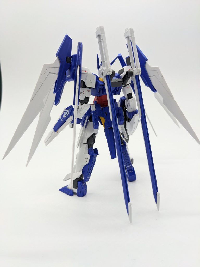 【バックショット】配色を揃えたことで、ソードインパルスのエクスカリバーは割と馴染んでいるのではないかと思います。ちなみに、本体とエクスカリバーの接続は、AGE-2マグナムSVのバックパックを使用することにより、無改造で行うことができました。