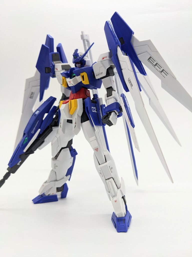 【フロントショット】当初、肩部分はダブルバレットのドッズキャノンを加えたフルアームドや、AGE-2マグナムのFファンネルを考えていましたが、他の方の作品と似てしまうかなと思い断念。そこで、AGE-2ノーマルのウイングを増設して6枚羽にしたところ、なんとなくしっくりきたので、それを基本に制作を進めました。ちなみにデカールは、AGEシリーズのものとRGガンダムMk-Ⅱのものなどを適当に組み合わせて使用しています。