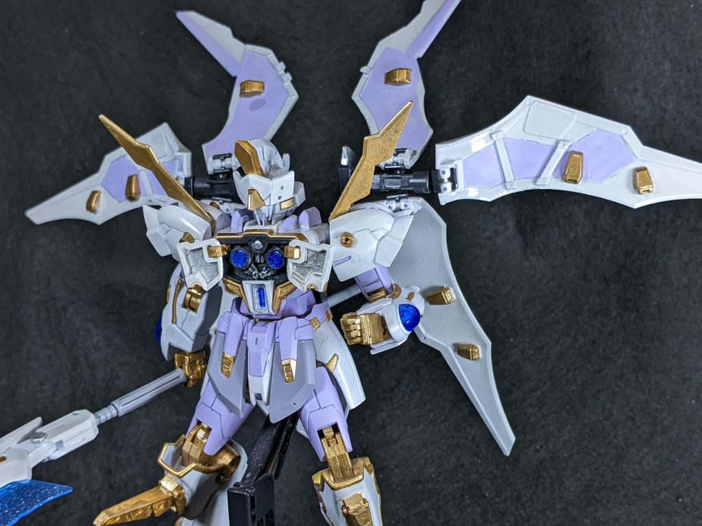 元々の胸部に開閉ギミックを仕込もうと悪戦苦闘した末に、ヘビーアームズでいいや、となりました。諦めも大事。ガトリングをくり抜いてMSサイトレンズを入れたお手軽改造です。