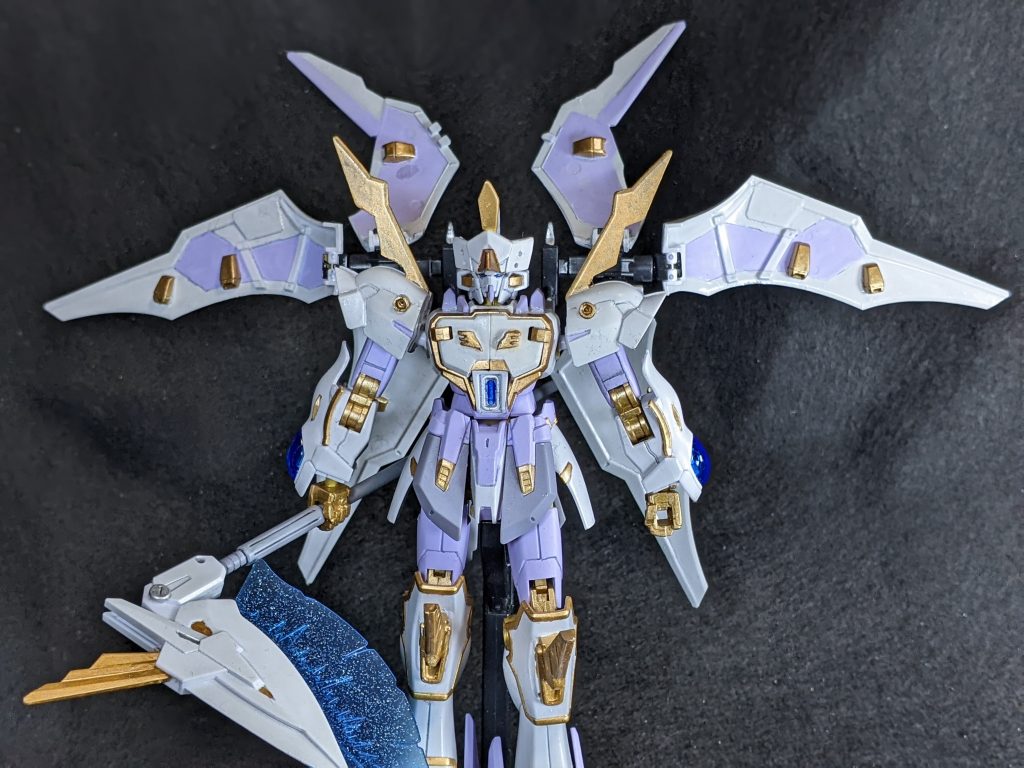 展開状態はヴァサーゴCB感がちょっと出るようにしたかったので、上のウイングの形を変えています。肩の角は上下に可動します。