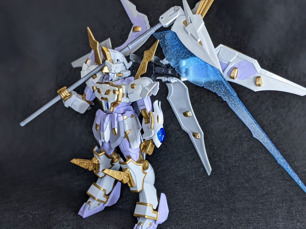 天使兵の指揮官っぽくしたかったので脚部も白多め、金装飾多めにして、額にはSDフェニックスガンダムのマスクを貼り付けました。