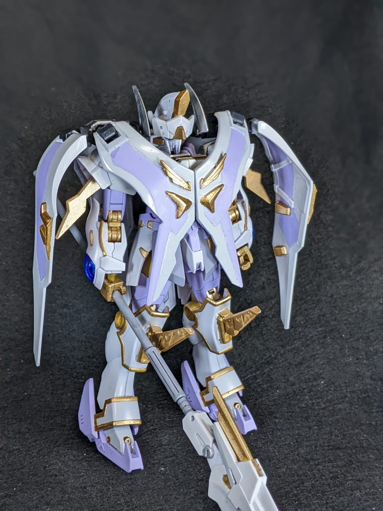 とにかくヴァサーゴCBにというかトリプルメガソニック砲にしたかったので考えてなかったのですが、CBはなんの略にするべきか……。とりあえずCelebrated Builderってことにしておきます。前面のクロークは余っていた旧キットデスサイズヘルを流用し、本来の前面クロークをサイドに移設しました。膝の突起はSDフェニックスガンダムのライフルを貼り付けてデスサイズヘルEW意識です。