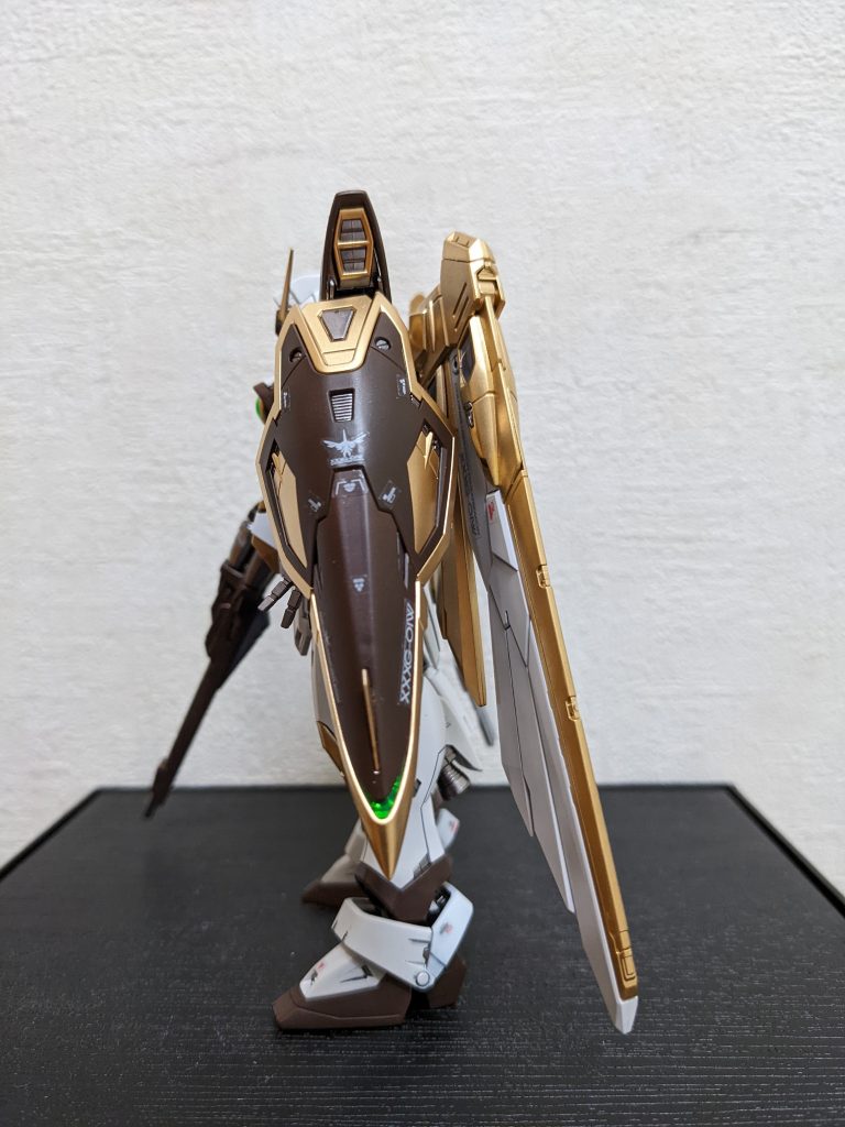 左側面単に「地味に」したいワケではなかったので、シールドの白を金に変更。良いアクセントになってると思います😚あと、ダクトカバーは、肩の中も含め金で統一。