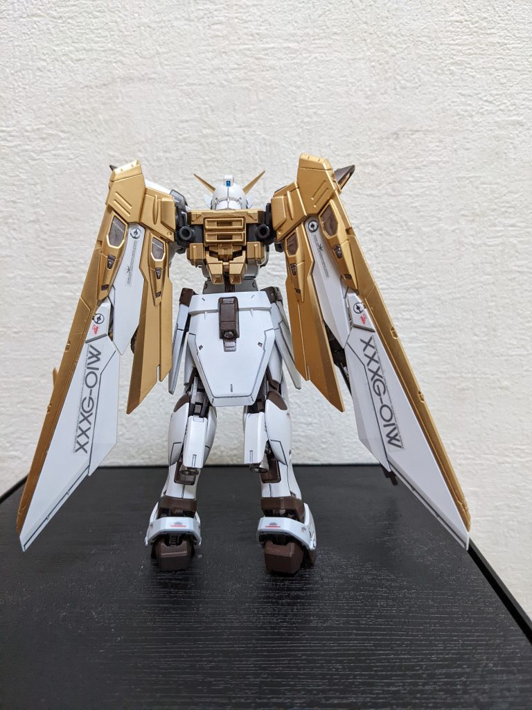 背面ウイングは、基部も含めると赤青白黄の4色と、自分的にはうるさ過ぎる感じがしたのと、翼だけに軽やかな雰囲気にしたかったので、金と白にまとめました。