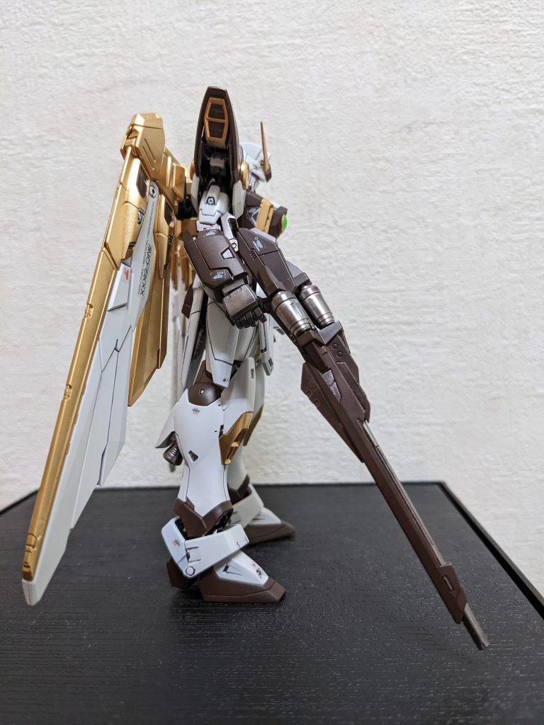 右側面ライフルはブラウンとガンメタで塗り分け。「下に行くほど重い色」になるよう、ブラウンは脚に重点的に使い、スカートのバックとサイド、脇腹は白に変更。ゼフィランサスもそうでしたが、「ガンダム系の脇腹を白に」は、最近のマイブームです😁そうすることで、胸の色がより映える気がするので。