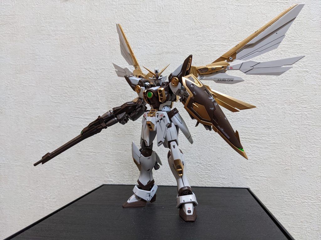 完成してから気付いたこと1.何となく、女子高生の制服みたいだな😅(特に、バンドリの花咲川女子学園っぽい💦）2.鷹や梟の「猛禽類」っぽくもある。まぁ、バード形態に変形するMS(塗装剥がれるとヤなので自分のではやらないけど😅)としては、妥当なカラーチェンジかも。この写真撮る時、翼を広げてようやく気づきました😊（キットオリジナルのウイング展開ギミック、良き👍)