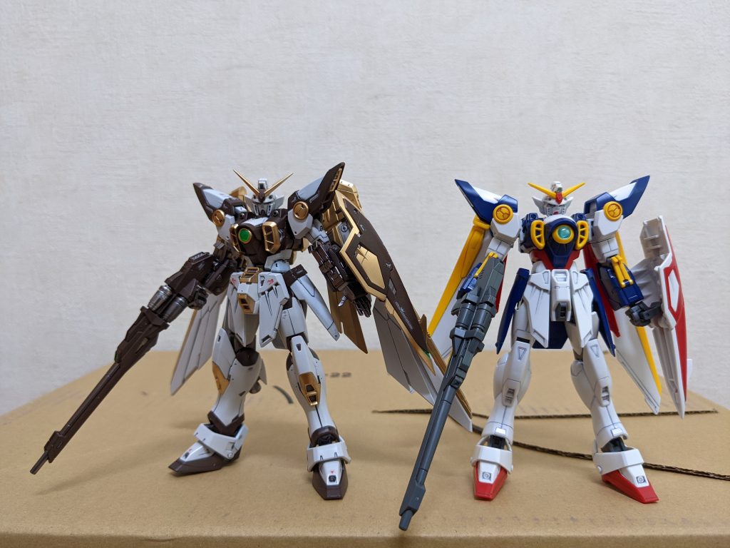 HGと並べて変更箇所わかりやすいので。ザックリ言って青と赤をブラウンに変更(引き算)、塗り分け箇所増量(足し算）ってとこですかね😉幸い、ゼフィランサスの時とは違い、マスキングしたのは腰中央の上のダクトカバー(金)だけ。後は全部元のパーツ分け利用で行けました😄