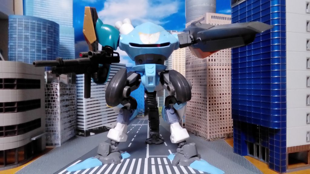 製作中の一枚相手の見えないところから攻撃することから潜水艦をモチーフにしたかったので、水中機ベースで作ることは決めていました。ハイゴッグのモノアイの位置を真ん中にするにあたってサクラ大戦の光武っぽさを感じ、そこから光武マリア機をイメージしたカラーリングにしました。