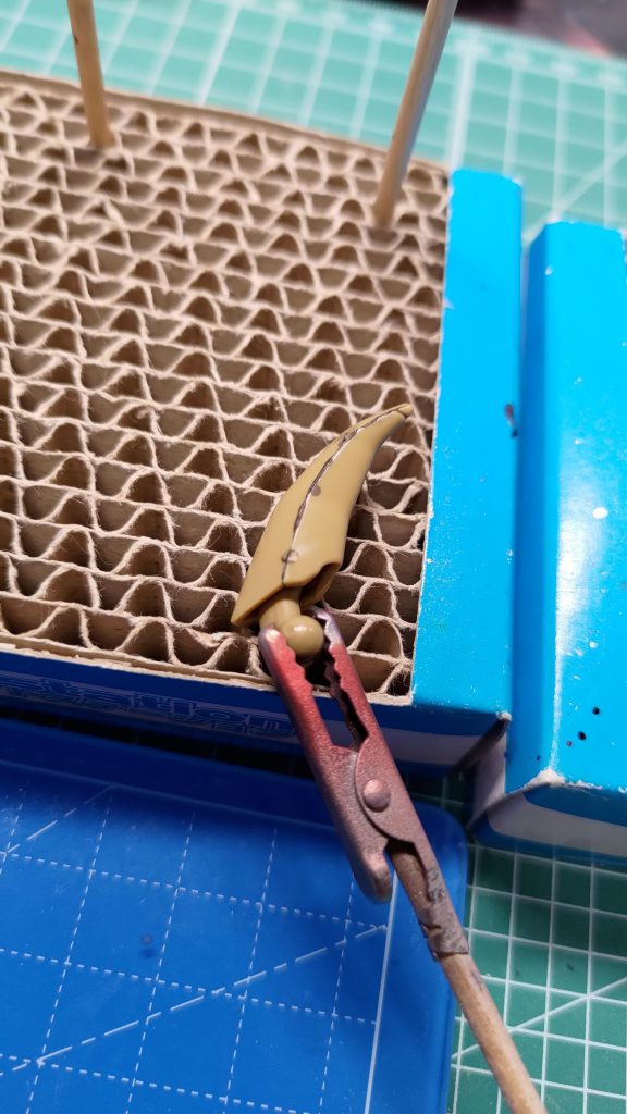 詰めの合わせ目が目立つので消しています