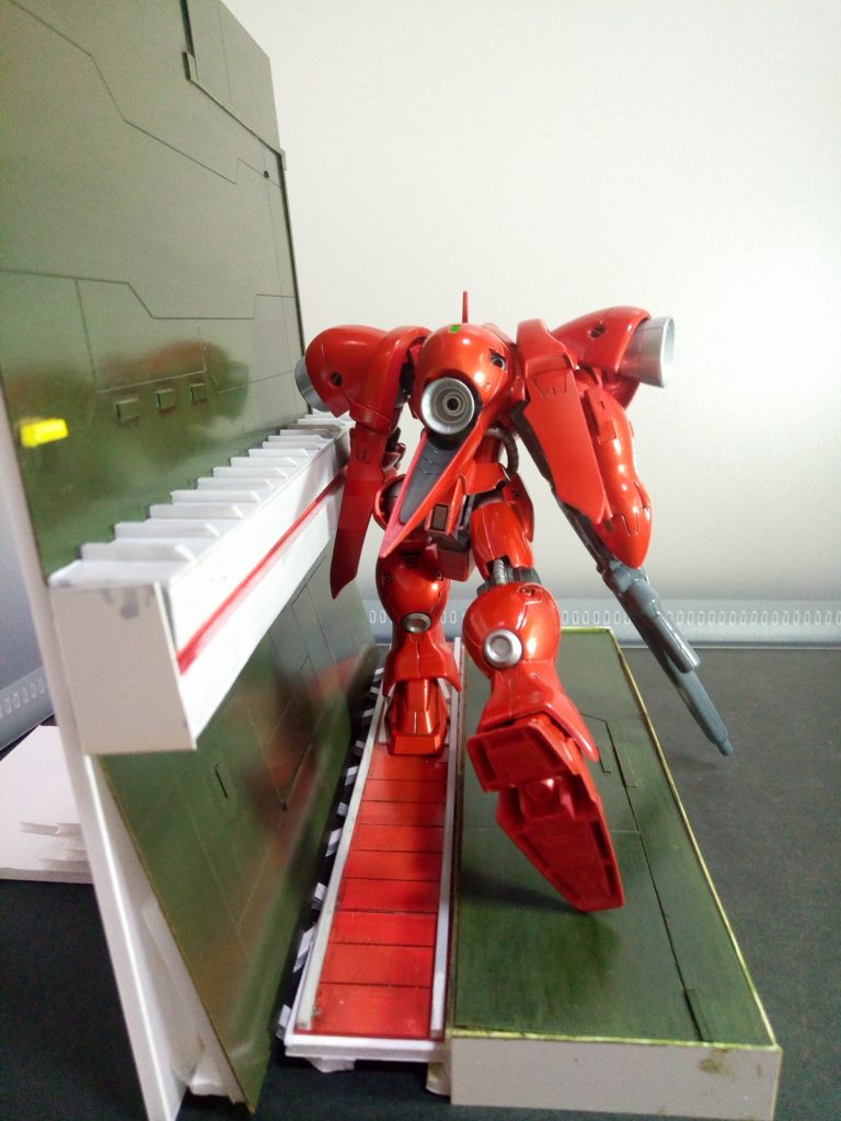 持ち手と足は可動しますつま先とライフルで絶妙のバランスです汚れやいろいろボロがありますがまあこれが現状のスキルです