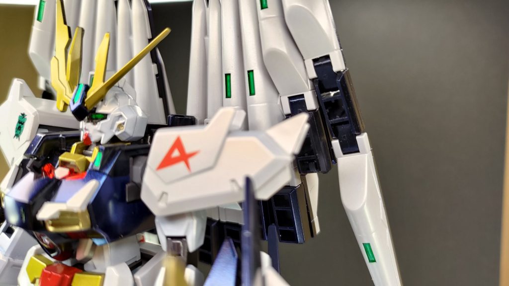 アルスのフェイクνは青紫のAエンブレムだがヒロトの手に渡った事で本来のマークに…的なイメージ 肩アーマーにはディテールパーツ追加