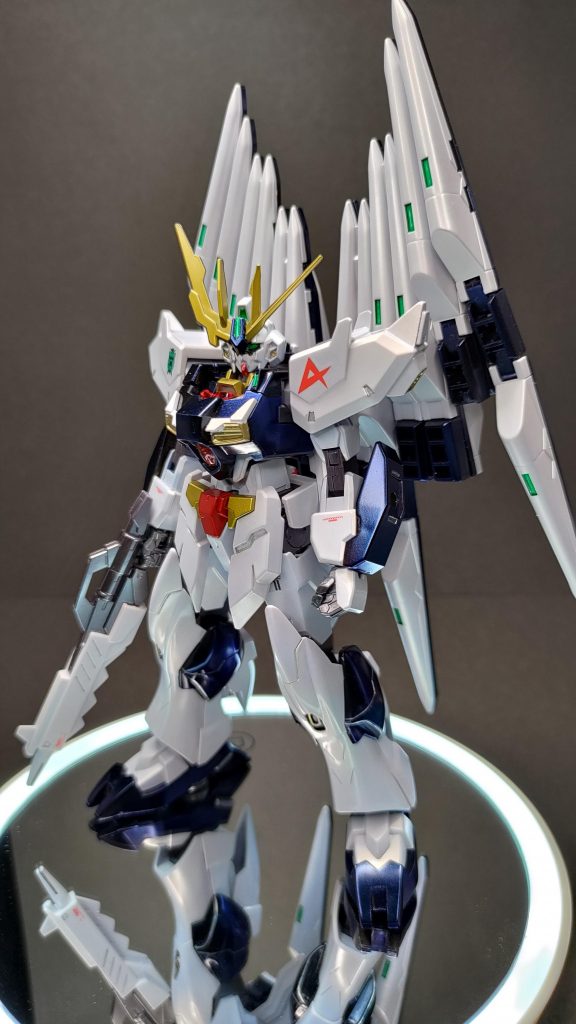 「フェイクνガンダムRe:Birth」本編終了後コーイチ シバ・ツカサ2名のチート技術屋にサルベージされたデータから再生されたフェイクνガンダム当然プラネッツシステム前提のパーツであるためヒロトがテストすることにダブルフィンファンネル装備でより強化され色も本来の物に近くなったって設定