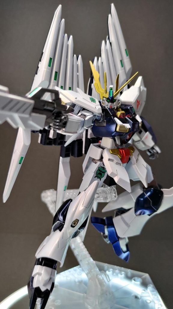 いわゆる「SEED撃ち」ポーズ メインのホワイトはパールの上からクリアーホワイト重ね塗りでチタニウムっぽく 以前のシルバー下地に比べてホワイトに寄せやすいのでホワイト重視ならこちらかな?