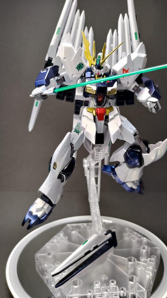 サーベル抜刀 本来のフェイクνガンダムならファンネル基部の対にサーベルラックがあるがダブルフィンファンネル仕様なのでナシ 普通にコアガンダム2のサーベルがあるので問題無し