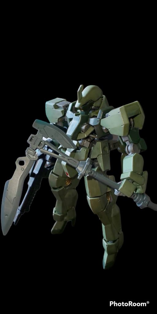 息子が作った、30mmの鎌を持たせて見ました。 