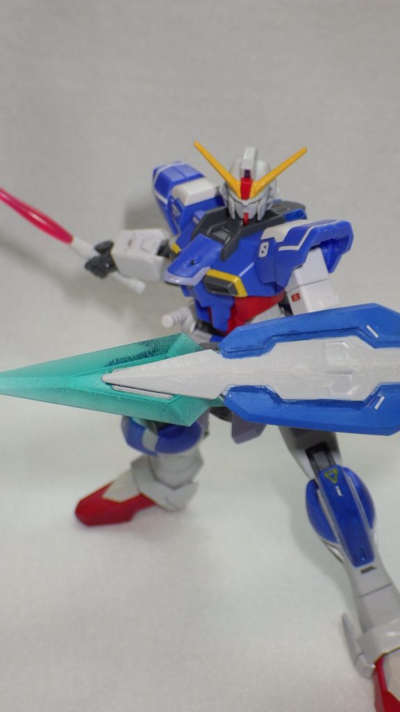 ブレードシールドエクシアのGNシールドにブレード（AGE2マグナムのシールド）を取り付けた物。攻撃と防御の両方の能力を持つ。