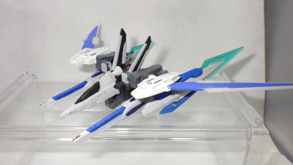 ネオスシルエットビルドブースターに相当する、バックパックに変形可能な支援機。フォースシルエットをベースとしながら、デスティニーシルエットの様に、フォース、ソード、ブラストの三つのシルエットの特性を統合している。ネオスは、ギリシャ語で「新しい」の意味。