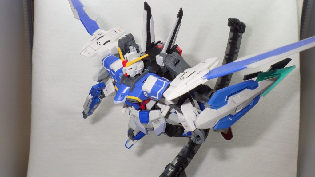 フォースシルエットの要素である大型ウイング。ウイングは自在に可動し、自在な空中機動が可能。