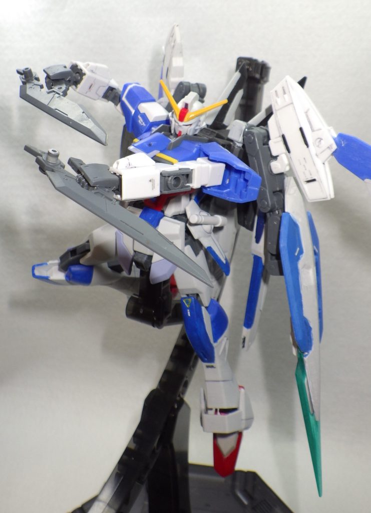 ダブルセイバーシールド裏に格納されている二本の短剣。ソードシルエットの要素ではありますが、大きさ的にエクスカリバーと言うよりはフォールディングレイザー……。一応、柄は連結してブーメランとして使用できる（メイン写真）ので、全く無いわけではないかな、と（震え声）