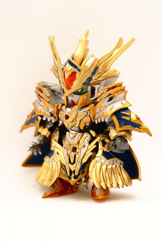 まず成形色が金・銀のパーツにはランナーごと大雑把に缶スプレー、その他の細部は筆で塗っていきました。スプレーの金と筆で塗った金はだいぶ色合いが違いますね。これは筆で塗る快適性を重視して色を寄せる気が全然なかったからです。