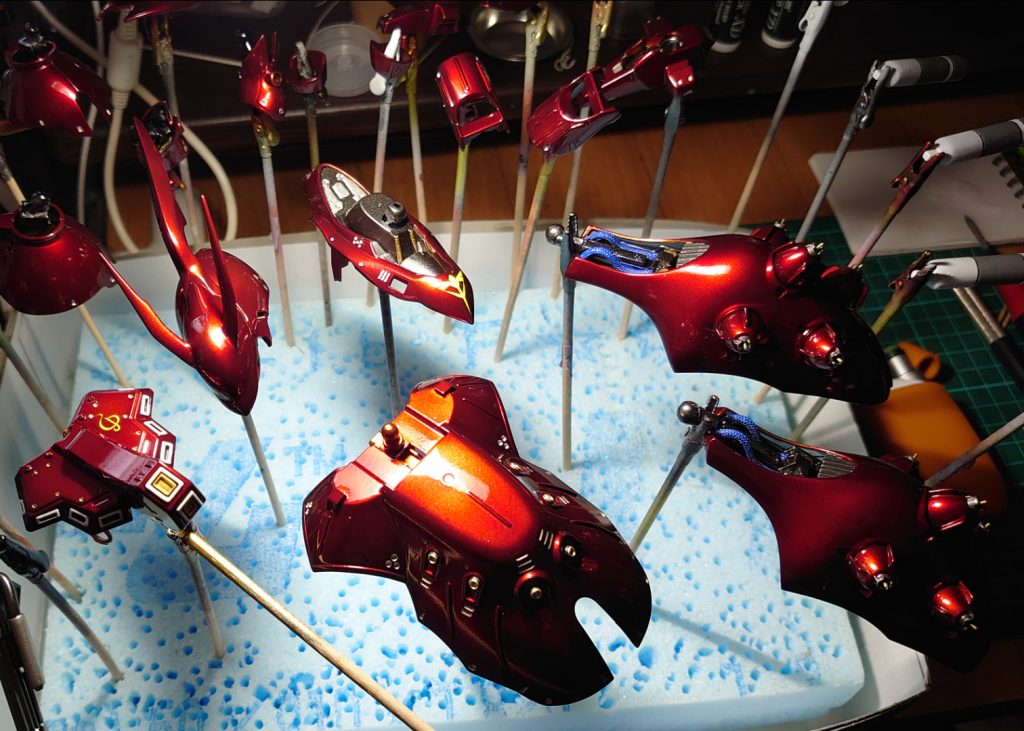 サフ後、ガイア光沢ブラック→ガイア スターブライトブラスで下地。クレオス ディープクリアーレッドをエッジが濃くなるように３〜４回。研ぎ出しはしてません。