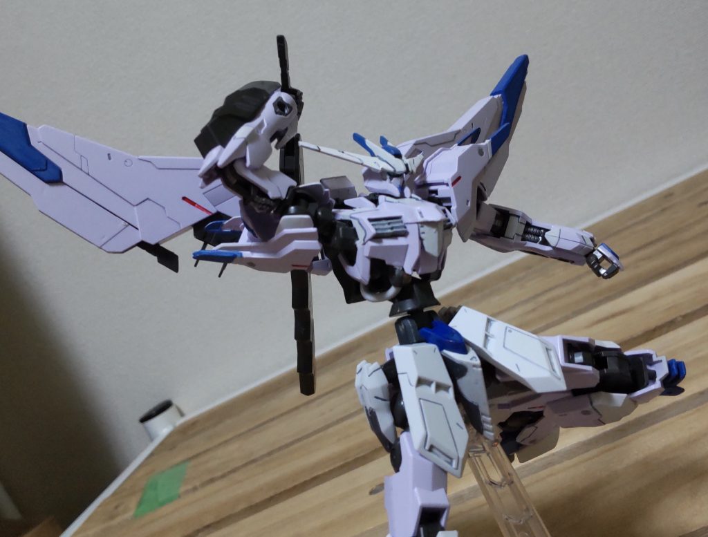 マルコシアスに関してはガンダムフレームの胴体がすこぶる窮屈そうだったので、フレーム差し替えによってそれが解消されマッシブな印象になりました