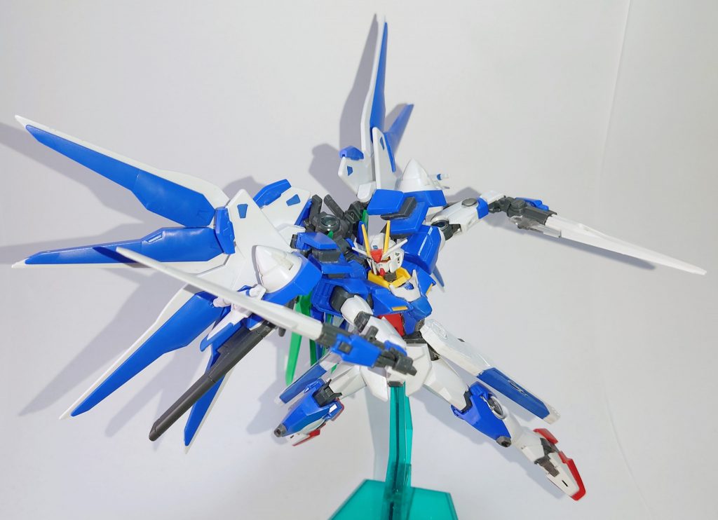 GNソードⅡ×2サーベルモードでも使用可能。ライフルモードには変形しない。非使用時は腰部サイドアーマーに装着。