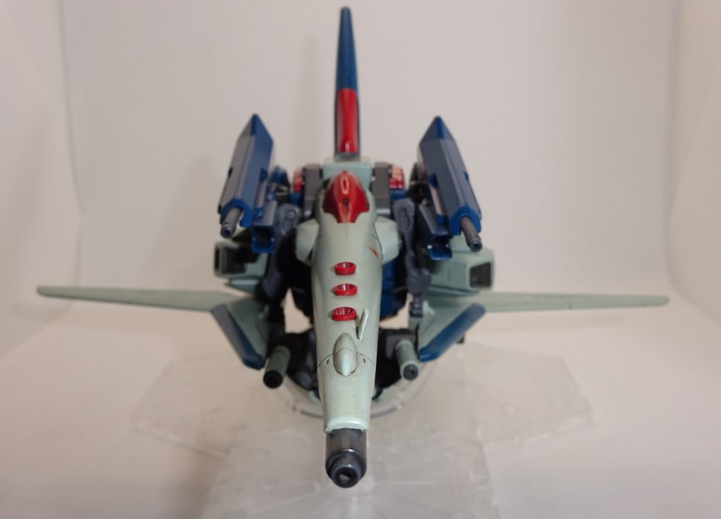 前方ショットです なるべく薄く作ったつもりですが結局先日追加したビームガンのせいで結構厚く見えるんよねw まあ飛行機に吊されてるだけに見えるリガズィカスタムよりはずっと薄いから・・まあ あっ・・これ言ったらだめだった奴?