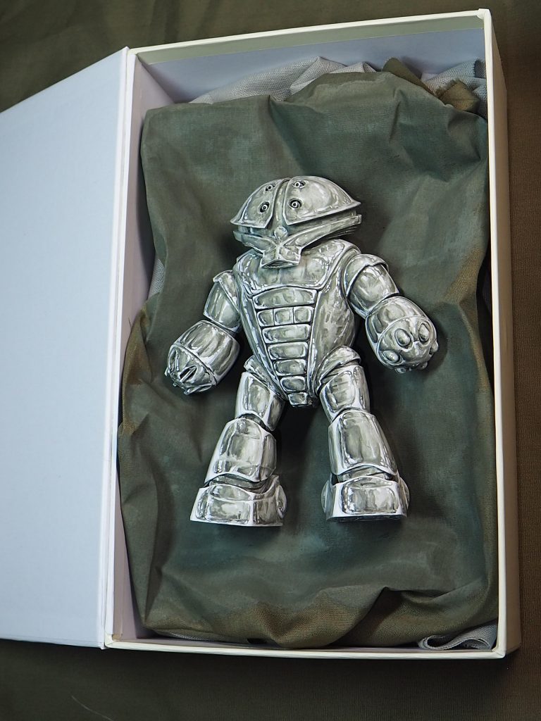 綺麗な箱に入れてガラスの置物感を出したかったのですが…敷く布も本体を塗ったような色の布が無かったので結局コチラも少しだけ同じ塗料で筆塗りして合わせました。あと、綺麗な飾り箱みたいなモノって存在していないが如く見つかりませんでした。