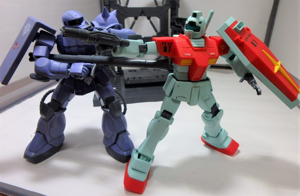 敵機のビームスプレーガンを受け止めつつ、バズーカを零距離カウンター狙い