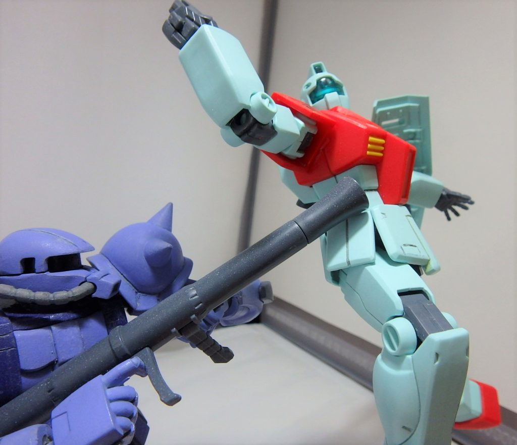 敵機のスラスタージャンプによりバズーカ回避