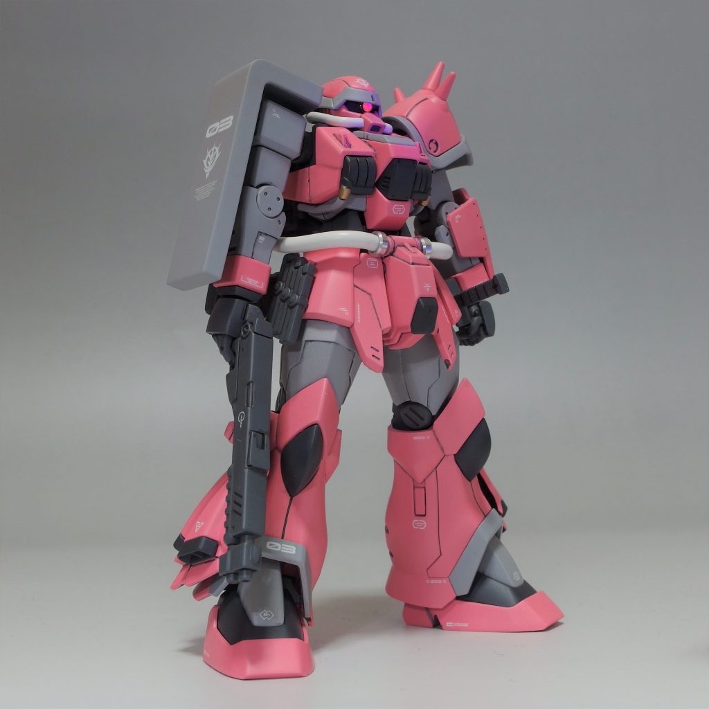 右肩の小型シールドはザクのものに置き換え。