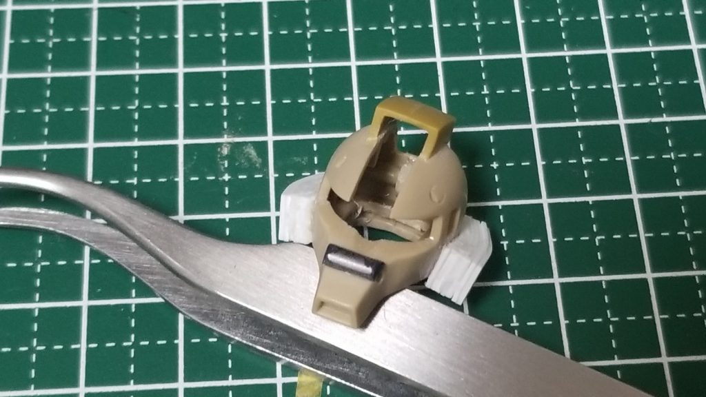 頭部MS-05Lザクスナイパーの頭部を軸に、頭頂部のモノアイスリッドを切開。鼻部分に動力パイプの受け部分と側面の出っ張りをプラ板積層で製作。頭頂部のカバー部分はMSVのキットから移植。