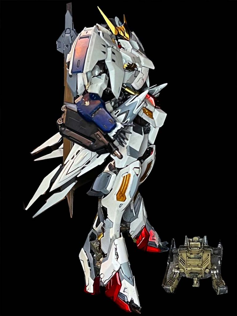 側面。腰のスラスターは白に塗装。拾ったグレイズリッターの肩装甲をポン付けして動くということは、この世界ではMS規格は統一されているんですかね。可動するということは配線もあるのだろうがプラスマイナスの単純なものではなくCANのような通信規格があると思われますが、となるとOSも統一されているということでしょうか。いろいろ考えちゃいます。