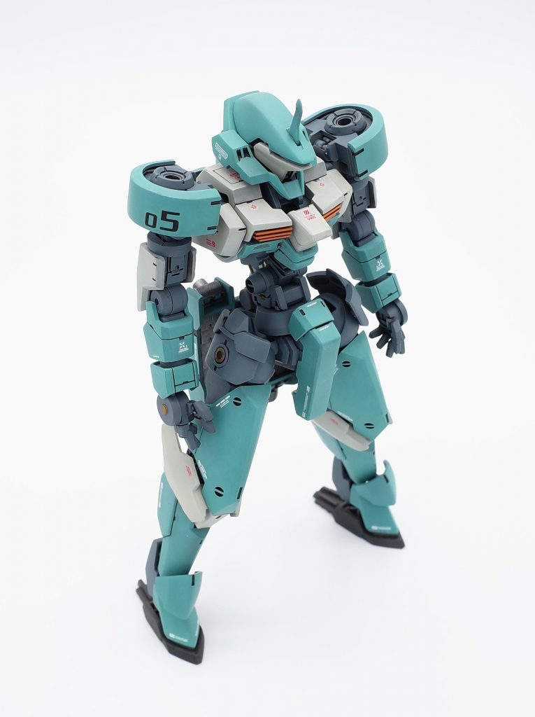 スマートになるよう、首・腰・足首の延長、股関節の前にずらしてスタイルを変えています。