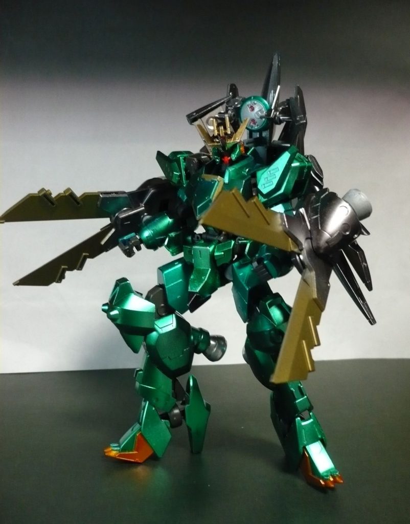 両腕のシザーズは「ハイパーガンプラバトルウェポンズ」のシールドニッパーにMSバーニアをデコレートして装着しました。主武器のレールガンも同様です。頭部後ろのレドームはMSレドームです。