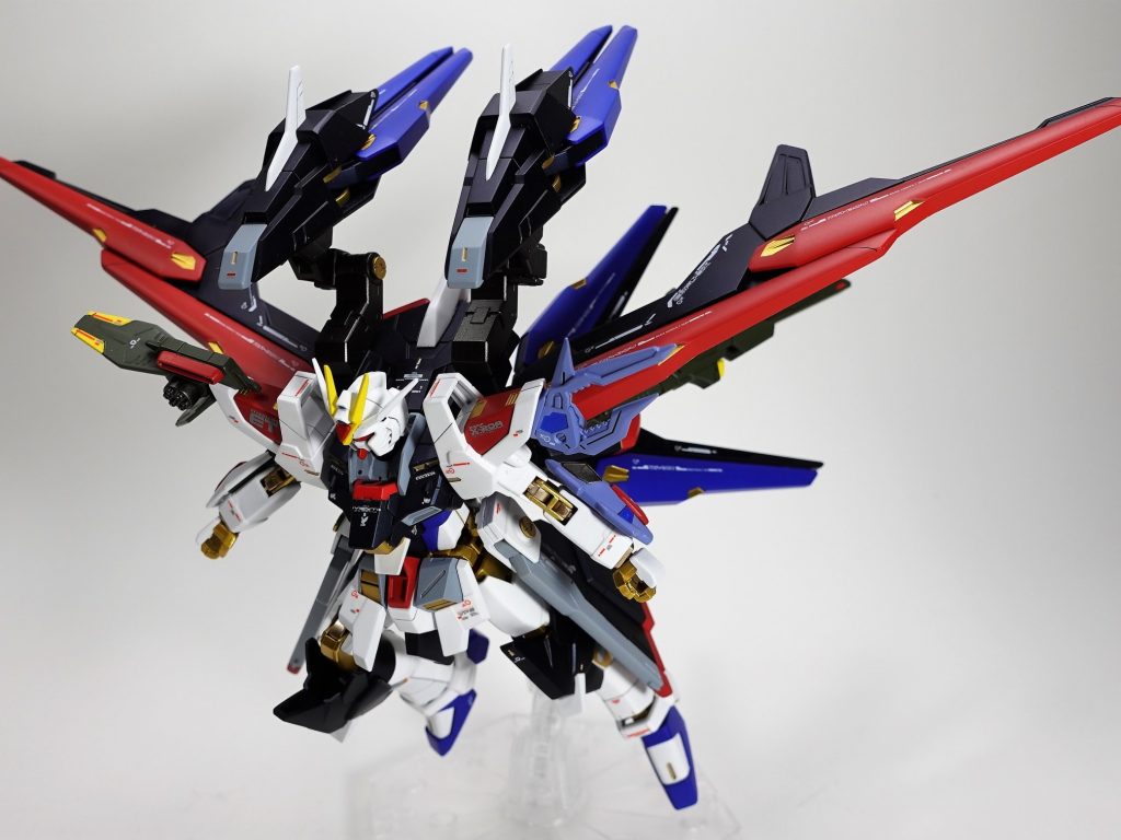 バックパックの翼は展開が出来るように改造しているのでエールストライカーパックのような通常形態からハイマットモードへと簡単ですが変形機構を備えてます。