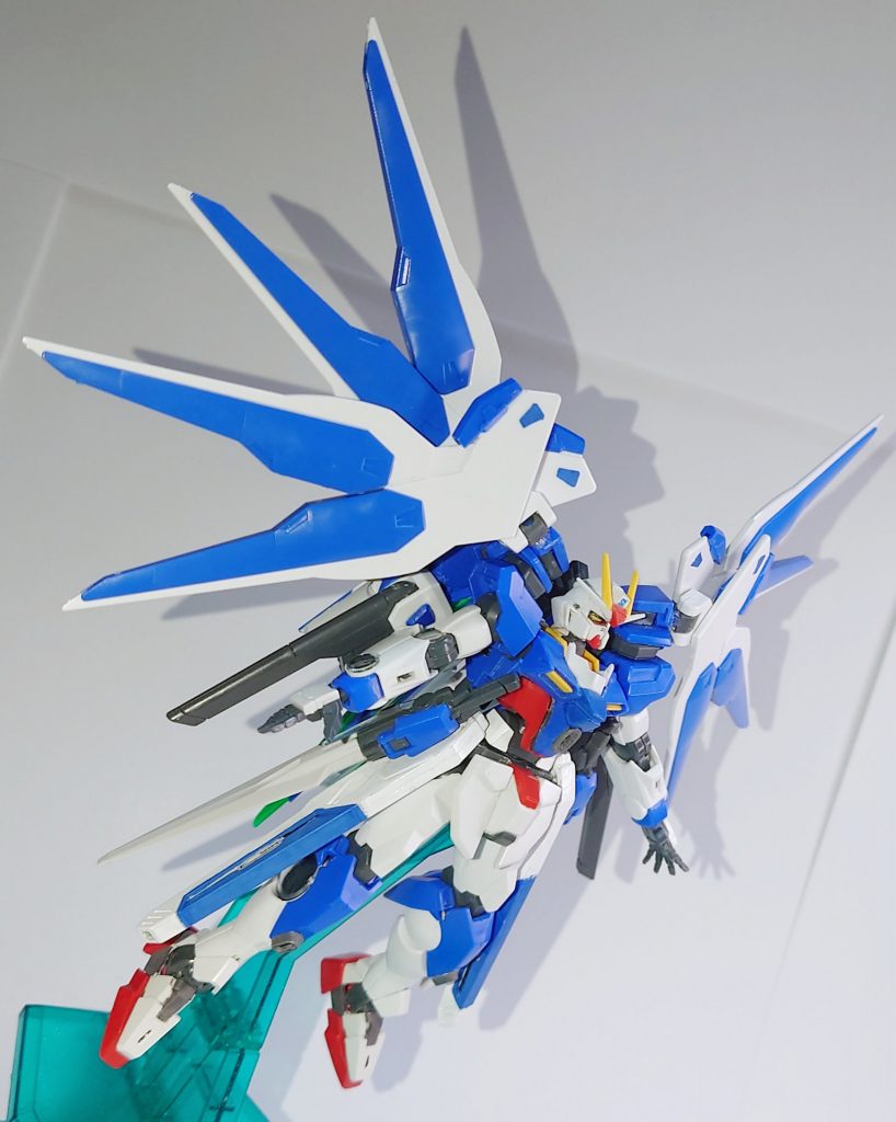 ハイマットブーストモードGNドライヴを後ろに向けた状態で翼を展開した高機動高速移動形態。戦闘には向いていない。