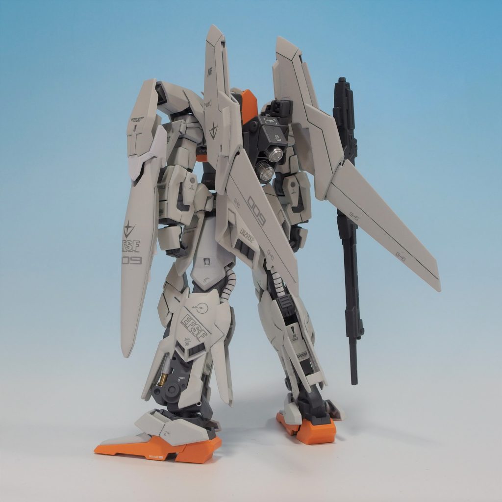 背中がさみしいのでジムスナイパー２のバックパックを加工して取り付け。