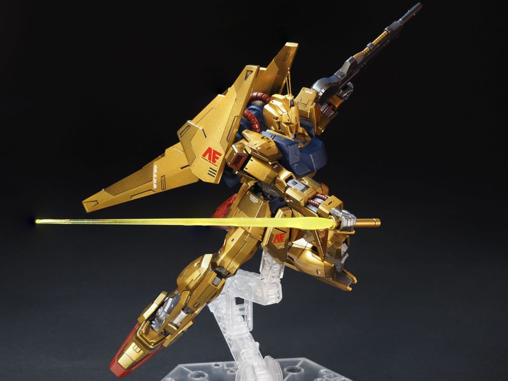 ポージングが苦手なので、説明書のポーズからその2。サーベルは根本から蛍光塗料でグラデーション塗装。