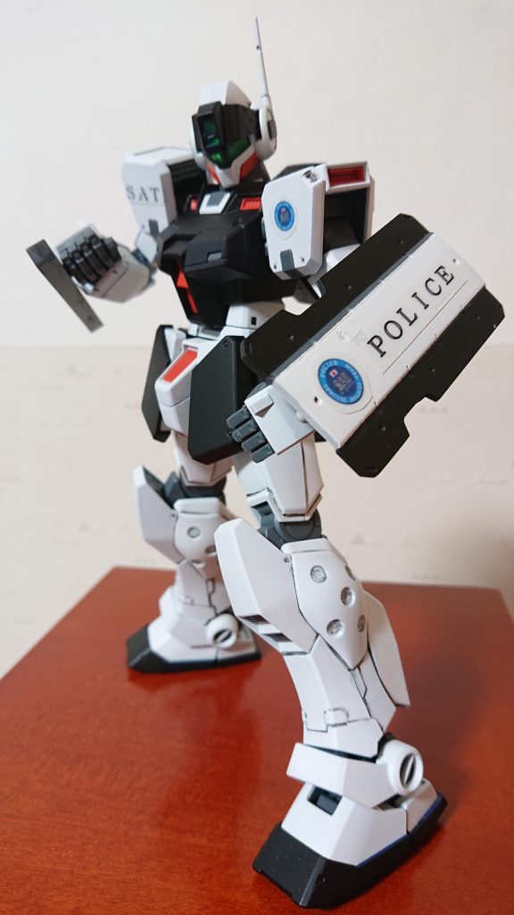 特殊部隊と言えばライオットシールド!!警察と言えばトンファー型の警棒!!!!(笑)と言う事で両方持たせてます♪